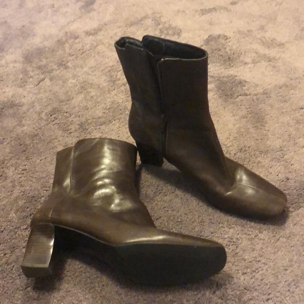 Leather brown heal boots